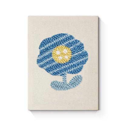 Blå och gul blomma med mjuka kronblad – Punch needle-broderi