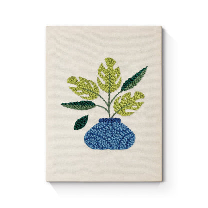 Blomsterarrangemang i blå kruka – Punch needle-broderi