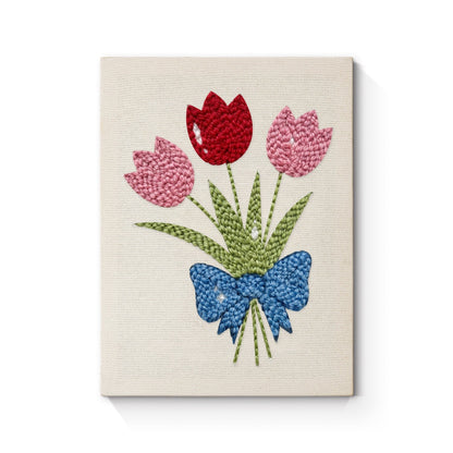 Tulpanbukett med blå rosett – Punch needle-broderi
