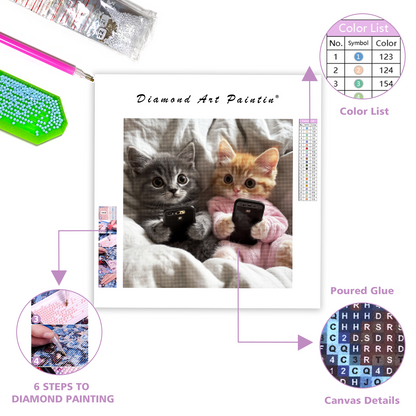 Kattunge som leker med mobiltelefon - Diamond Painting