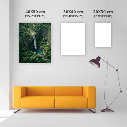 Högt vattenfall i skogen – Diamantmålning