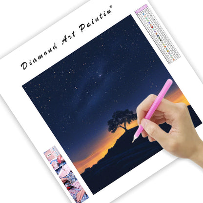 Glödande träd på kulle - Diamantmålning