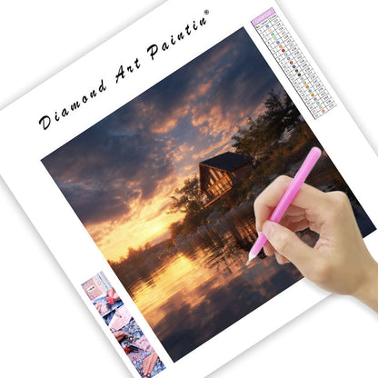 Stuga vid Sjön i Solnedgång - Diamantmålning