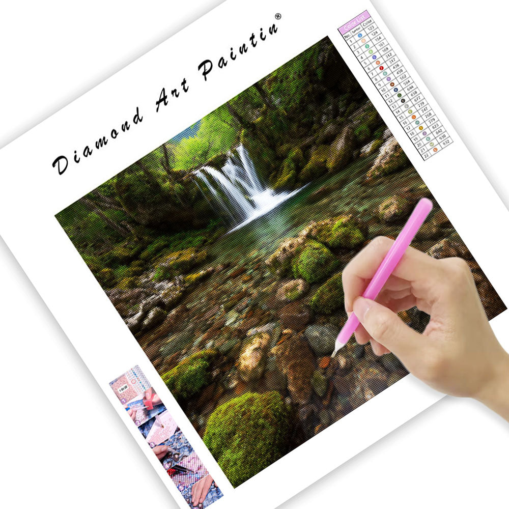 Klar Vattenfall och Mossa - Diamantmålning