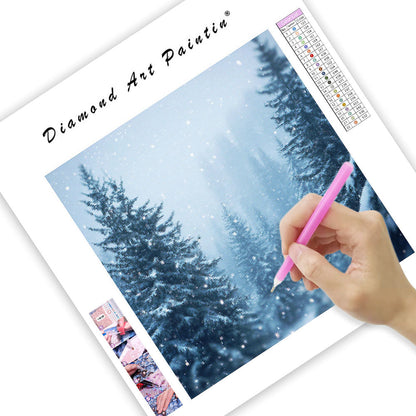 Snötäckta Tallar på Vintern - Diamantmålning