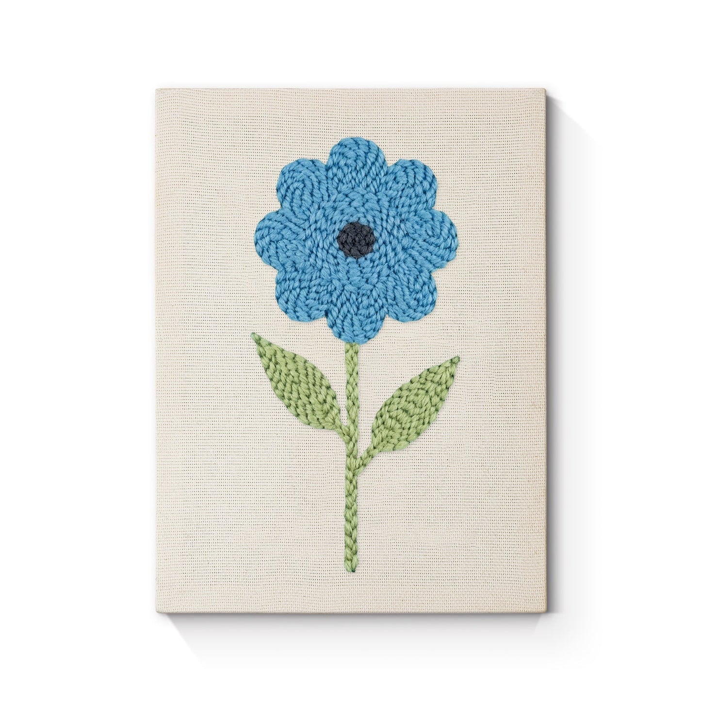 Blå blomma med gröna blad – Punch needle-broderi