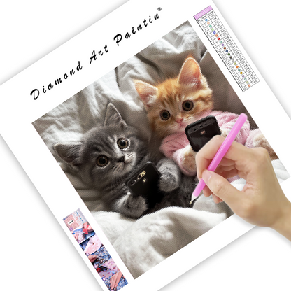 Kattunge som leker med mobiltelefon - Diamond Painting