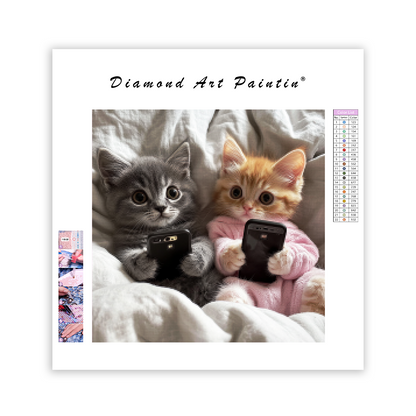 Kattunge som leker med mobiltelefon - Diamond Painting